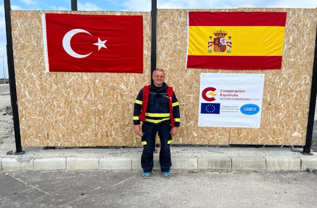 Un vecino de Robledo en el montaje de un Hospital de campaña en el terremoto de&nbsp;Turquía