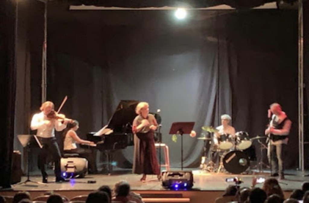 Vídeo y exposición fotográfica del Concierto de Jazz en Robledo de Chavela: «Hojas de Roble»