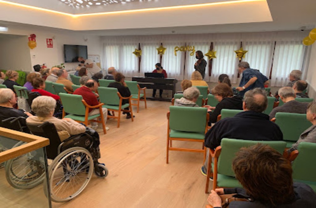 Músicos de Robledo tocan en las residencias de mayores