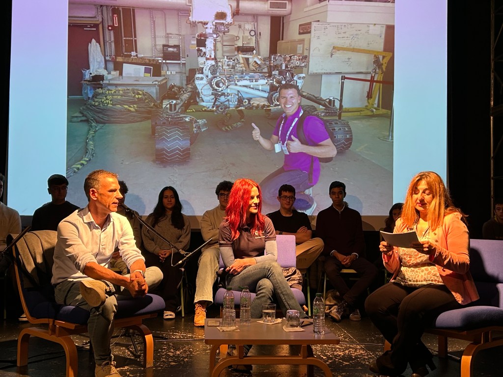 La astronauta Sara García y el Científifo Planetrio Jorge Pla-García en Robledo de&nbsp;Chavela